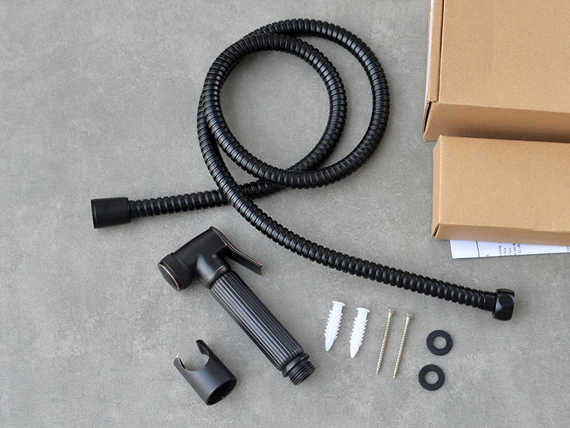 Các phụ kiện trong hộp vòi xịt rửa vệ sinh bồn cầu màu đen HBS22B