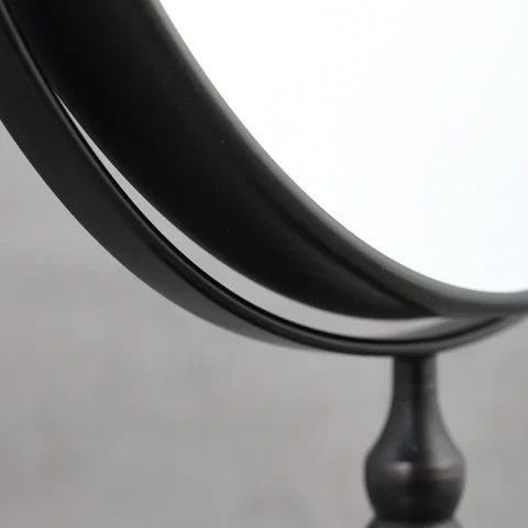 Mặt gương được thiết kế kiểu lật 360° và có cấu tạo 2 mặt gương với một bên phản chiếu hình ảnh chân thật, bên còn lại có thể phóng to gấp 3 lần.