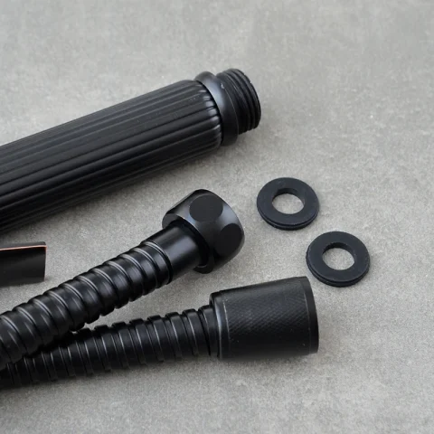 Tại các vị trí khớp nối ren ở 2 đầu dây cấp còn được trang bị gioăng cao su chống rò rỉ nước.