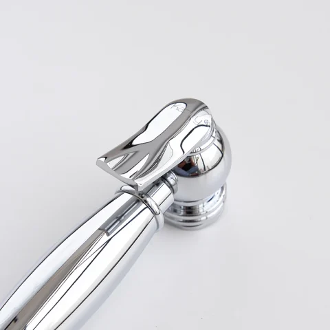Bề mặt của chiếc vòi xịt toilet được xi mạ chrome sáng bóng, tạo vẻ đẹp sang trọng và gia tăng thêm độ bền.